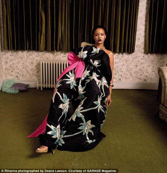 Rihanna gợi tình với áo hoa hồng cúp ngực - ảnh 8