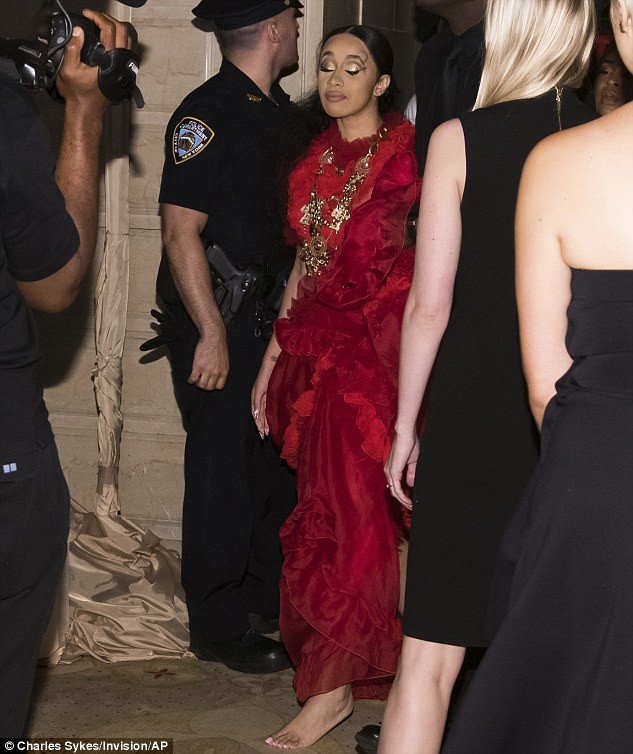 Nicki Minaj bơm căng phồng, mặc lòe loẹt ra phố - ảnh 10