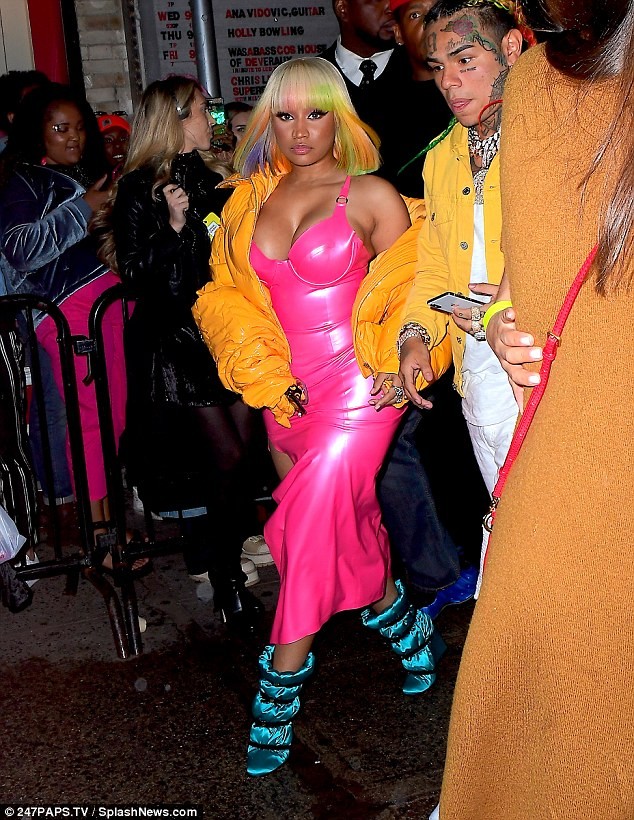 Nicki Minaj bơm căng phồng, mặc lòe loẹt ra phố - ảnh 1