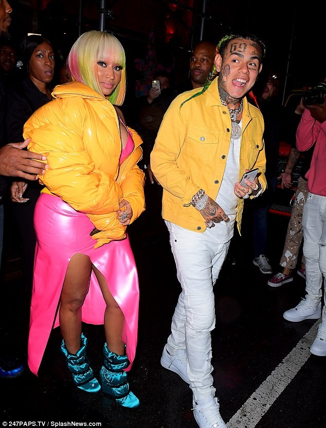 Nicki Minaj bơm căng phồng, mặc lòe loẹt ra phố - ảnh 2