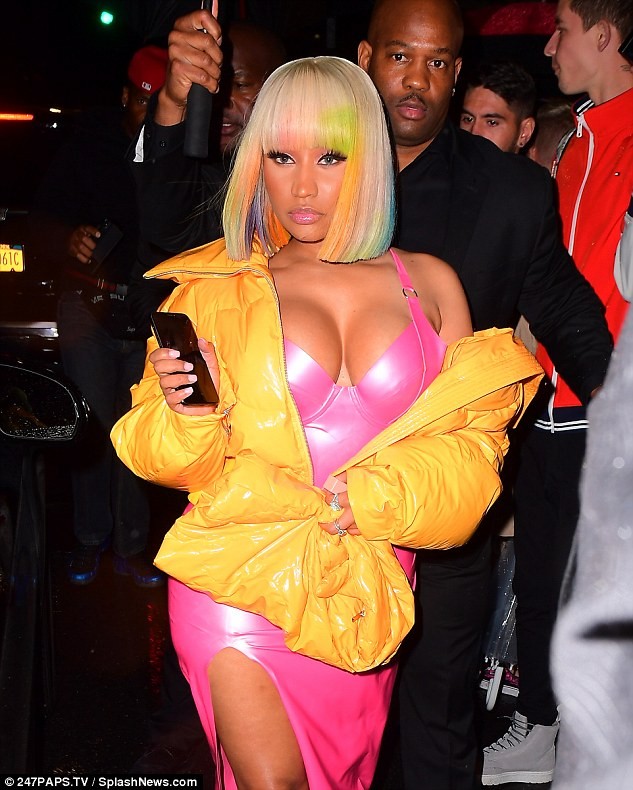 Nicki Minaj bơm căng phồng, mặc lòe loẹt ra phố - ảnh 4