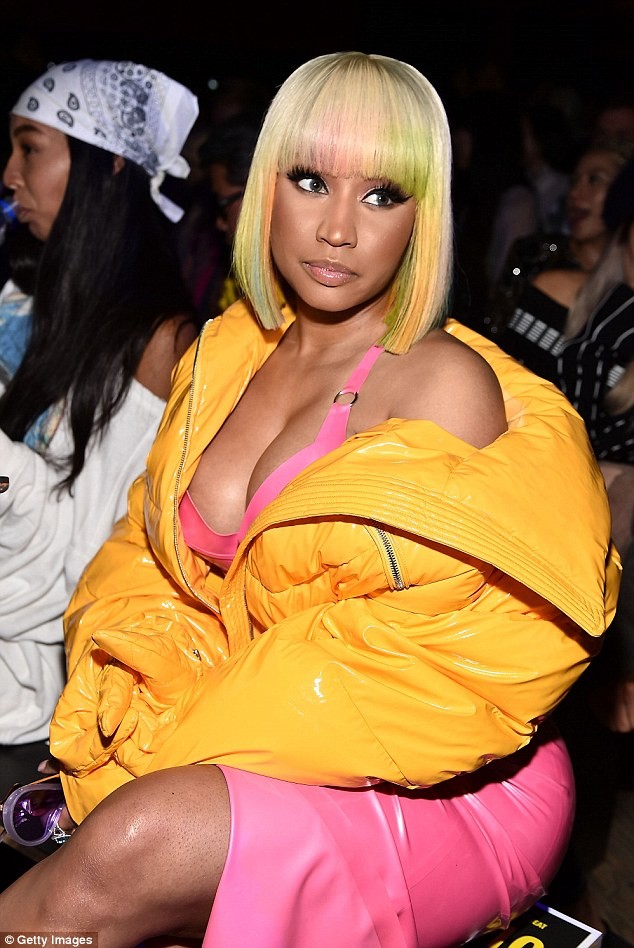 Nicki Minaj bơm căng phồng, mặc lòe loẹt ra phố - ảnh 5