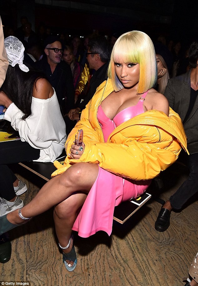 Nicki Minaj bơm căng phồng, mặc lòe loẹt ra phố - ảnh 7