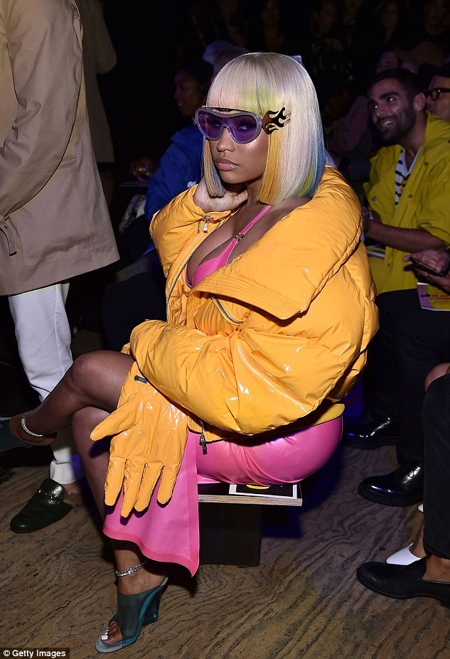 Nicki Minaj bơm căng phồng, mặc lòe loẹt ra phố - ảnh 8