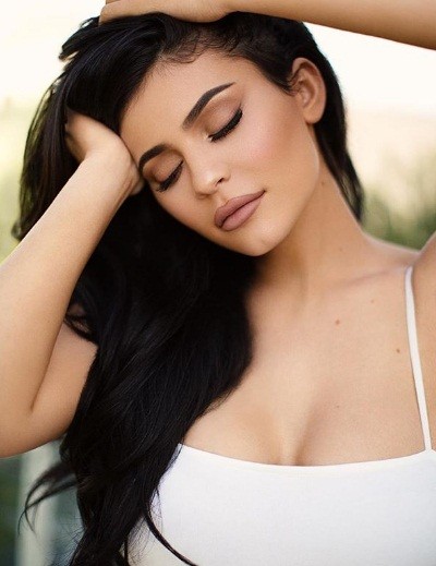 Kylie Jenner tung ảnh áo tắm cực ‘hot’ với dáng ‘đồng hồ cát’ - ảnh 1