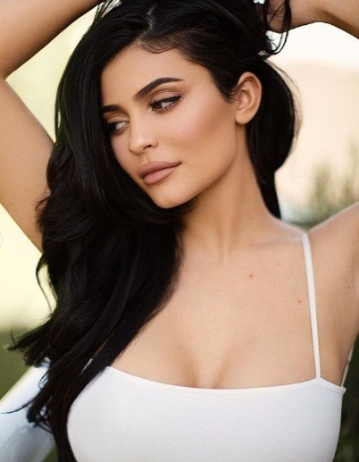 Kylie Jenner tung ảnh áo tắm cực ‘hot’ với dáng ‘đồng hồ cát’ - ảnh 2
