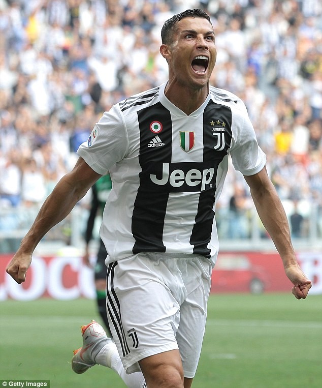 Bạn gái Ronaldo bế con đến sân cổ vũ người tình - ảnh 3