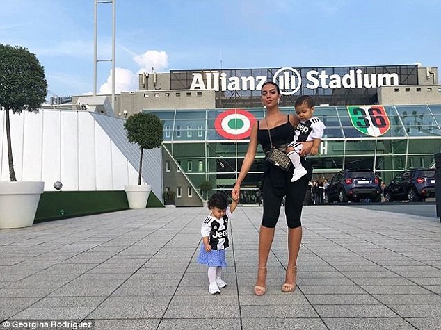 Bạn gái Ronaldo bế con đến sân cổ vũ người tình - ảnh 2