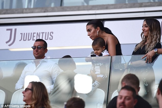 Bạn gái Ronaldo bế con đến sân cổ vũ người tình - ảnh 5