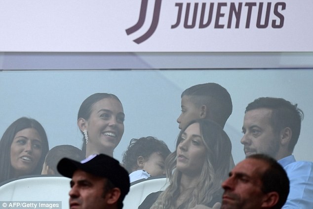 Bạn gái Ronaldo bế con đến sân cổ vũ người tình - ảnh 6