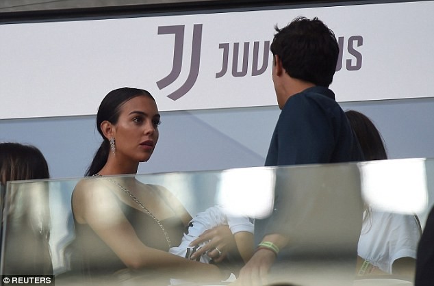Bạn gái Ronaldo bế con đến sân cổ vũ người tình - ảnh 7