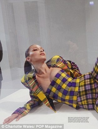 Bella Hadid tạo dáng ấn tượng gợi cảm trong tủ kính - ảnh 3