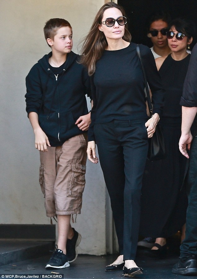 Angelina Jolie hóa quý bà cổ điển xinh đẹp thời xưa - ảnh 7