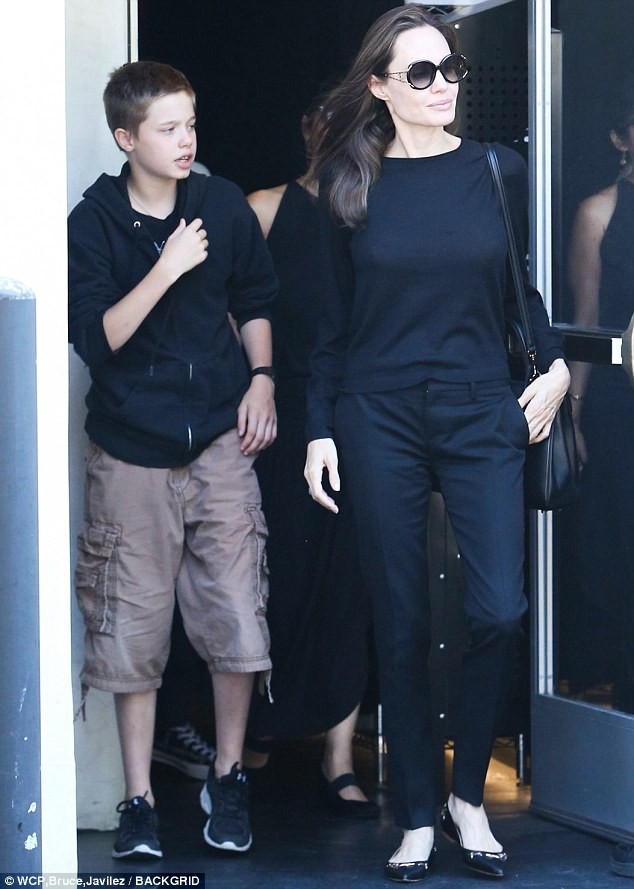 Angelina Jolie hóa quý bà cổ điển xinh đẹp thời xưa - ảnh 6