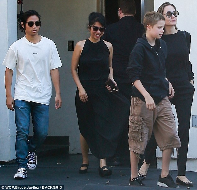 Angelina Jolie hóa quý bà cổ điển xinh đẹp thời xưa - ảnh 8
