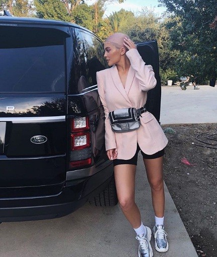 Em út nhà Kardashian mặc bó sát khoe đường cong hấp dẫn - ảnh 19