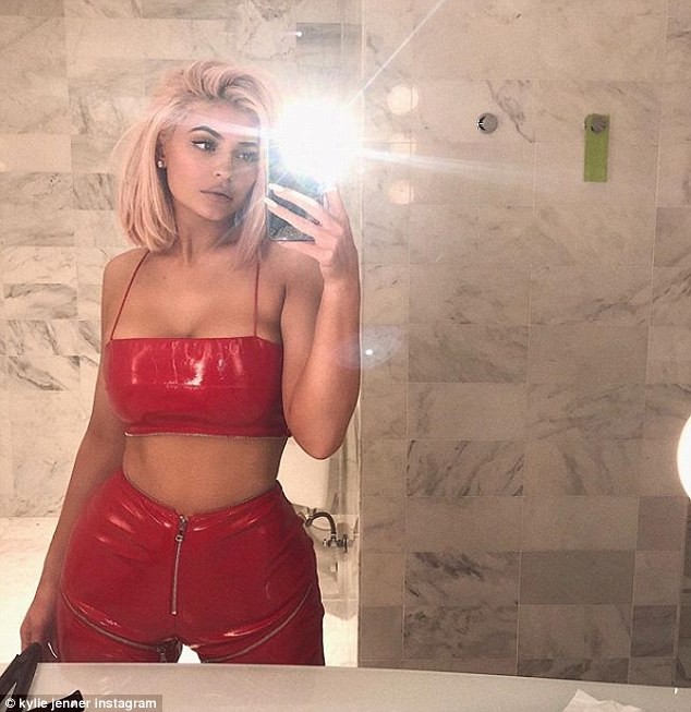 Em út nhà Kardashian mặc bó sát khoe đường cong hấp dẫn - ảnh 13