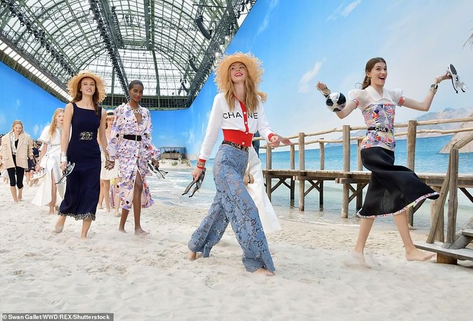 Pamela Anderson 51 tuổi trẻ trung trong show Chanel đẹp choáng ngợp - ảnh 8