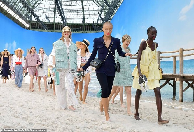 Pamela Anderson 51 tuổi trẻ trung trong show Chanel đẹp choáng ngợp - ảnh 11