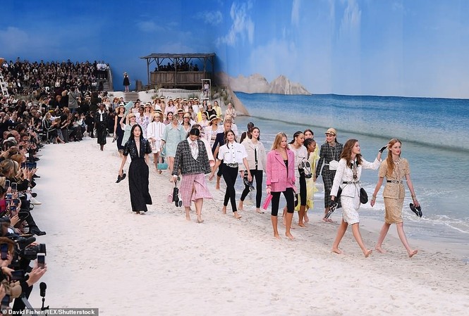 Pamela Anderson 51 tuổi trẻ trung trong show Chanel đẹp choáng ngợp - ảnh 15