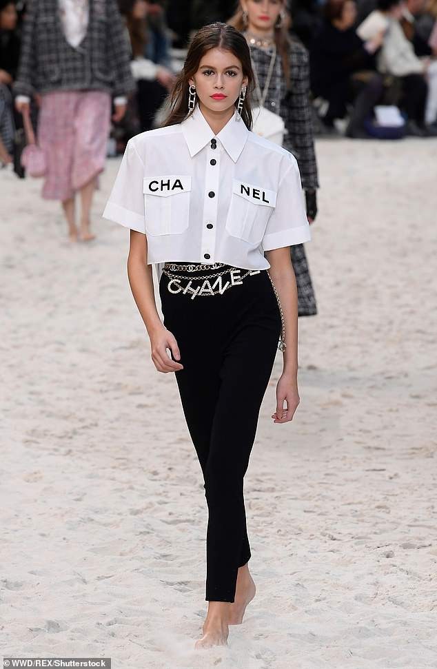 Pamela Anderson 51 tuổi trẻ trung trong show Chanel đẹp choáng ngợp - ảnh 5
