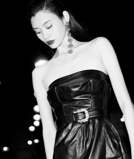 Siêu mẫu Victoria’s Secret gốc Hoa lưng trần quyến rũ ở Paris - ảnh 19