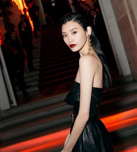 Siêu mẫu Victoria’s Secret gốc Hoa lưng trần quyến rũ ở Paris - ảnh 18