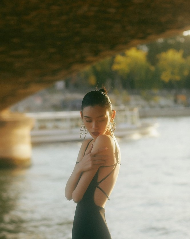 Siêu mẫu Victoria’s Secret gốc Hoa lưng trần quyến rũ ở Paris - ảnh 2