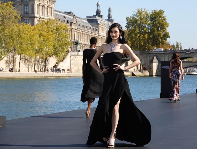 Siêu mẫu Victoria’s Secret gốc Hoa lưng trần quyến rũ ở Paris - ảnh 13