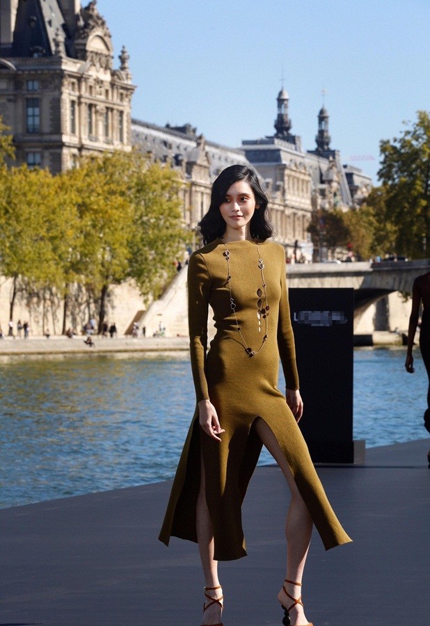 Siêu mẫu Victoria’s Secret gốc Hoa lưng trần quyến rũ ở Paris - ảnh 17
