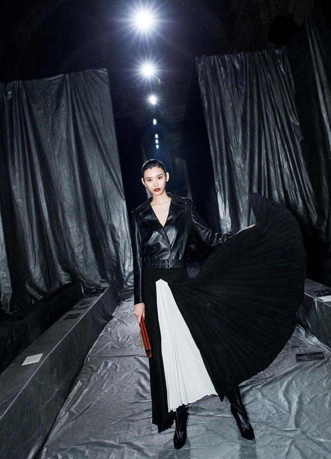 Siêu mẫu Victoria’s Secret gốc Hoa lưng trần quyến rũ ở Paris - ảnh 6