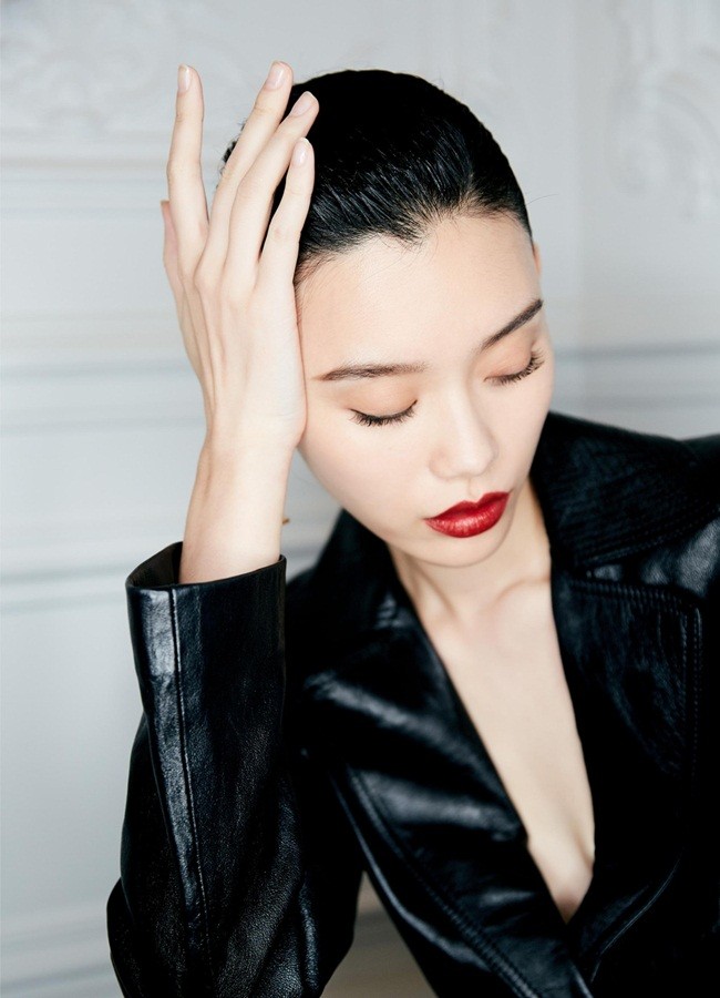 Siêu mẫu Victoria’s Secret gốc Hoa lưng trần quyến rũ ở Paris - ảnh 8
