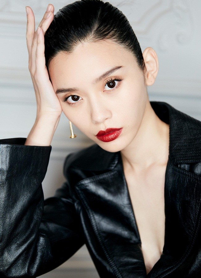 Siêu mẫu Victoria’s Secret gốc Hoa lưng trần quyến rũ ở Paris - ảnh 9