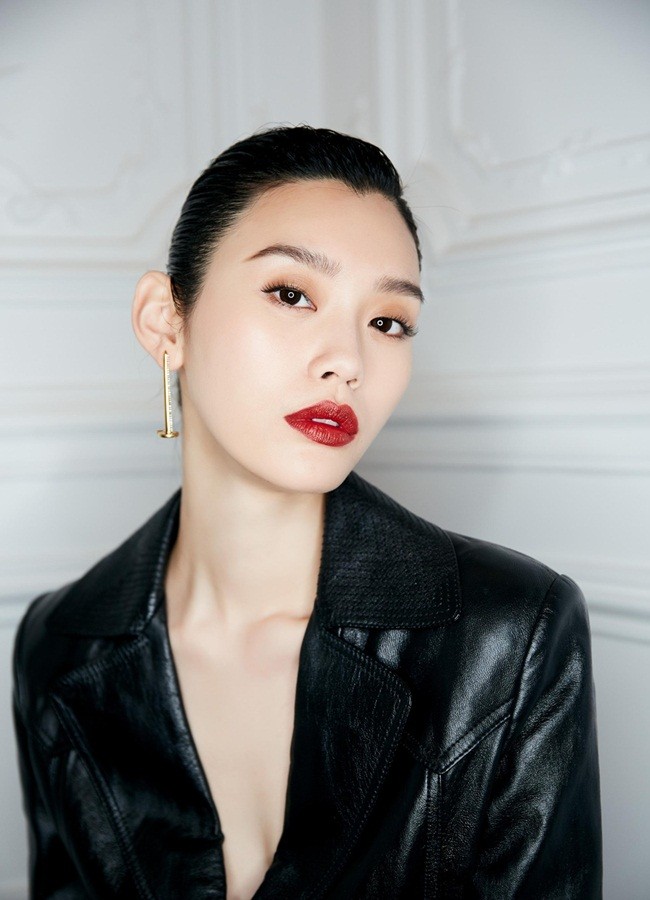 Siêu mẫu Victoria’s Secret gốc Hoa lưng trần quyến rũ ở Paris - ảnh 10