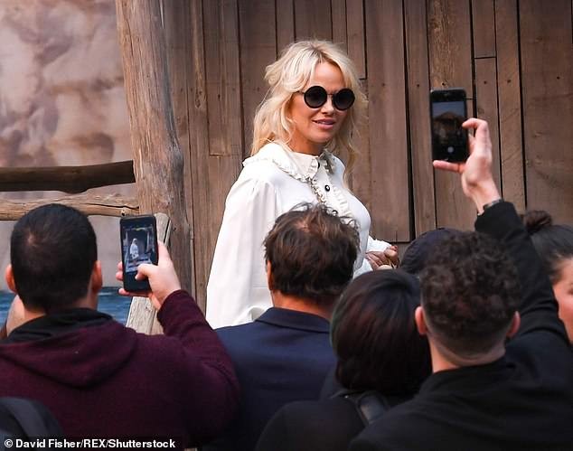 Pamela Anderson 51 tuổi trẻ trung trong show Chanel đẹp choáng ngợp - ảnh 4