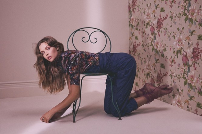 ‘Chân dài’ Josephine Skriver xinh như mộng trên phố - ảnh 16