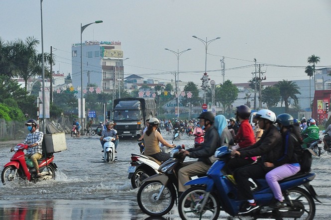 Triều cường gây khó khăn cho người dân miền Tây - ảnh 6