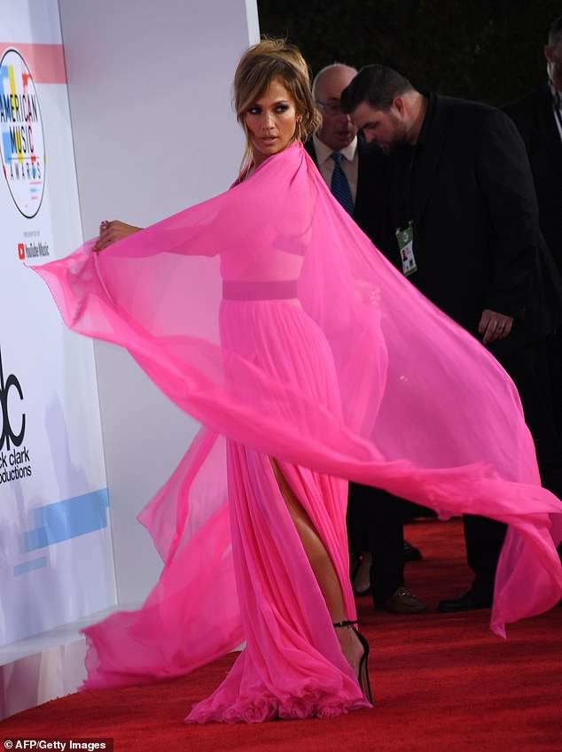 Jennifer Lopez đầy sức sống với đầm khoét ngực xẻ cao - ảnh 7