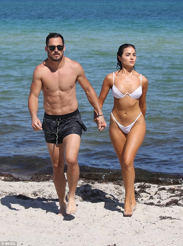 Hoa hậu Hoàn vũ 2012 Olivia Culpo diện nội y ren gợi tình ra phố - ảnh 6