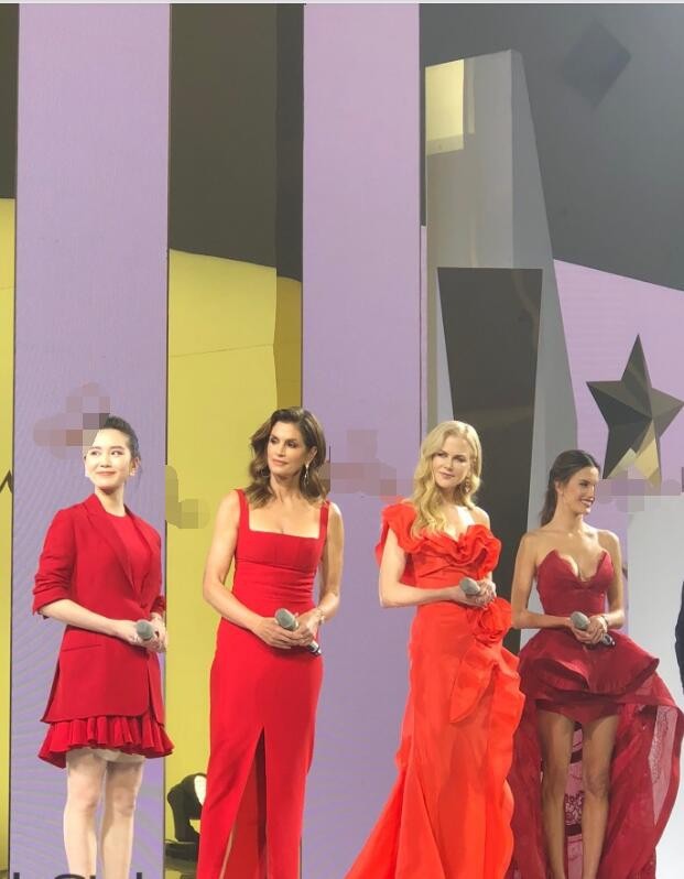Cindy Crawford, Nicole Kidman, Alessandra Ambrosio đầm đỏ tuyệt sắc - ảnh 22
