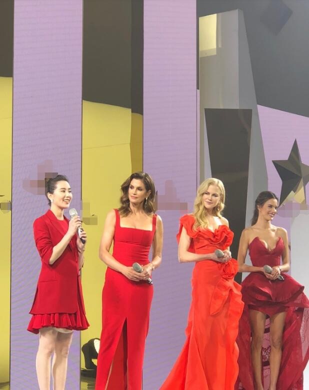 Cindy Crawford, Nicole Kidman, Alessandra Ambrosio đầm đỏ tuyệt sắc - ảnh 23