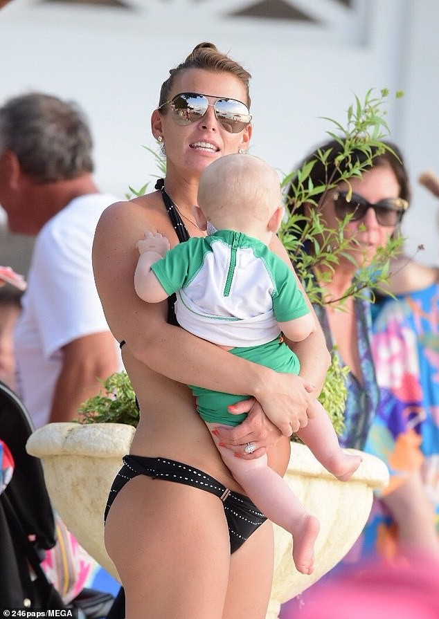 Vợ Wayne Rooney diện bikini thả dáng sau sinh 8 tháng - ảnh 4