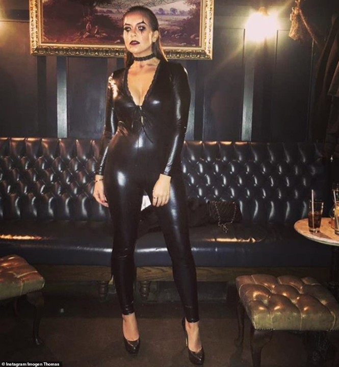 'Bỏng mắt' và 'cười ngất' với váy áo Halloween của dàn sao - ảnh 11