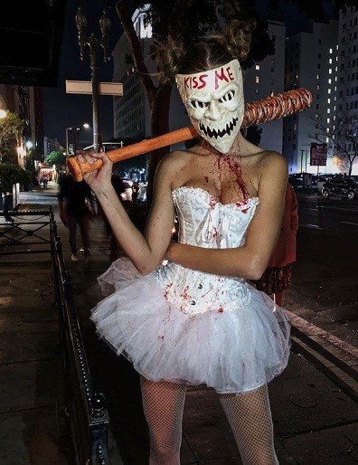 'Bỏng mắt' và 'cười ngất' với váy áo Halloween của dàn sao - ảnh 18