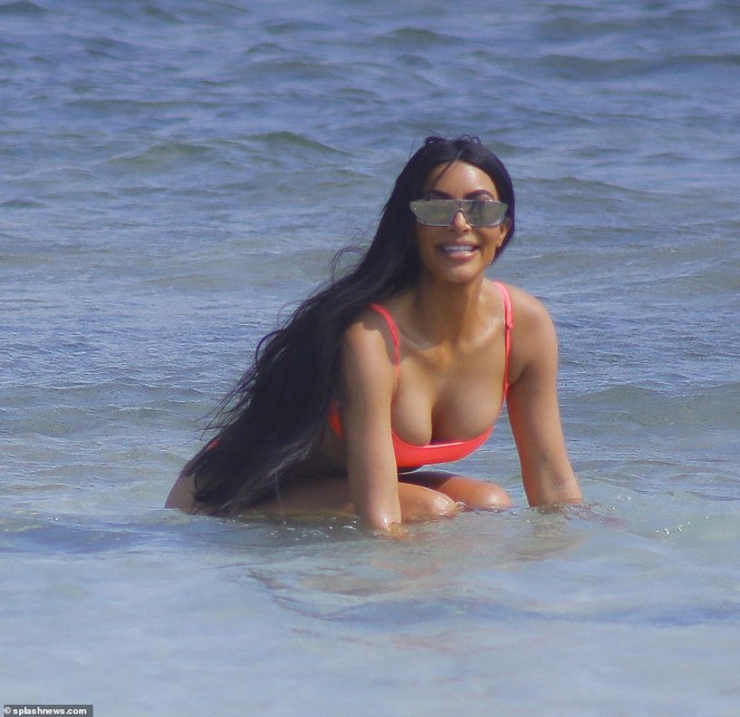Kim 'siêu vòng 3' dáng vóc tuyệt mỹ ở Bali - ảnh 8