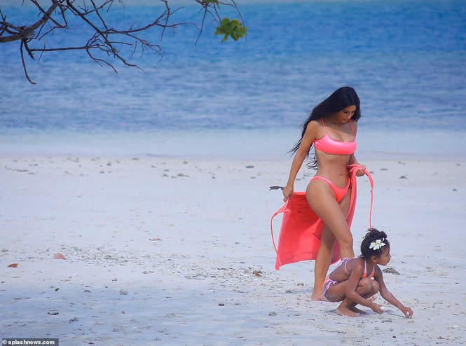 Kim 'siêu vòng 3' dáng vóc tuyệt mỹ ở Bali - ảnh 19