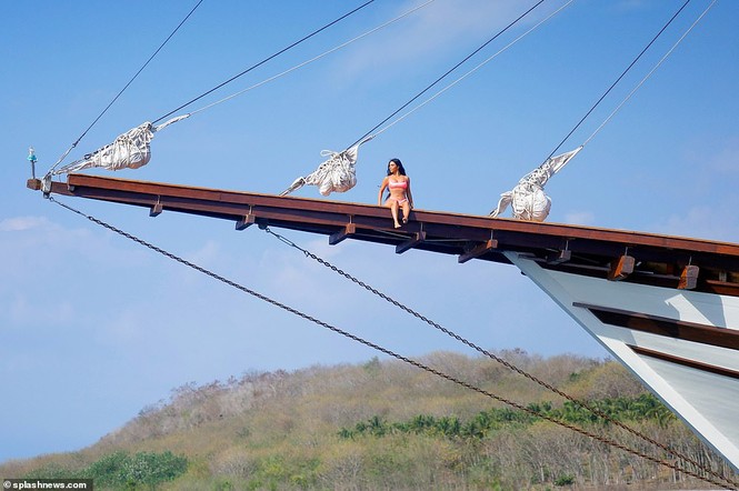 Kim 'siêu vòng 3' dáng vóc tuyệt mỹ ở Bali - ảnh 9