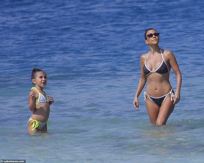 Kim 'siêu vòng 3' dáng vóc tuyệt mỹ ở Bali - ảnh 21