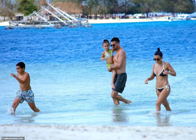 Kim 'siêu vòng 3' dáng vóc tuyệt mỹ ở Bali - ảnh 23