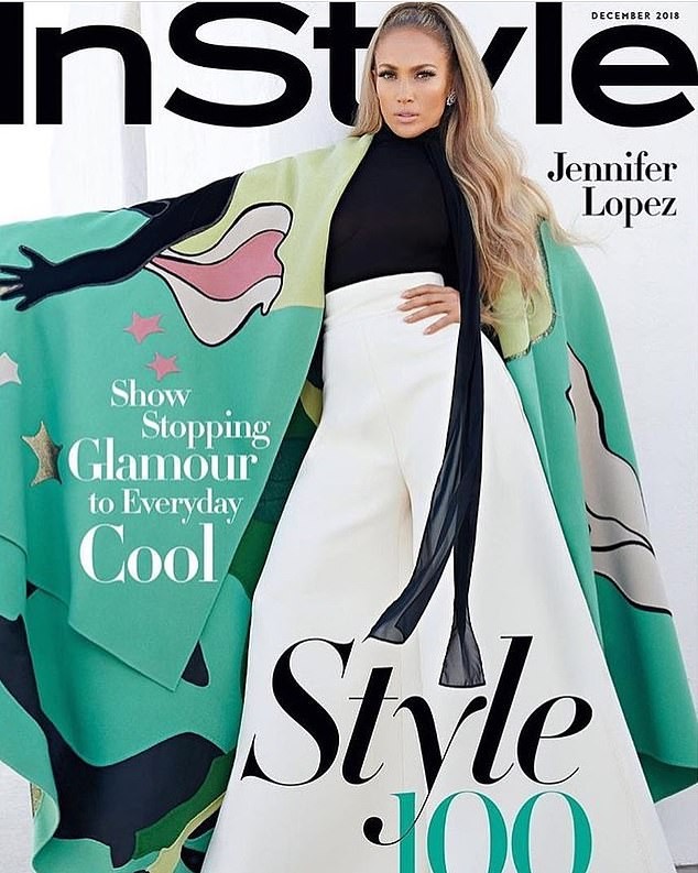 Jennifer Lopez hở táo bạo nóng bỏng dù sắp 50 tuổi - ảnh 7